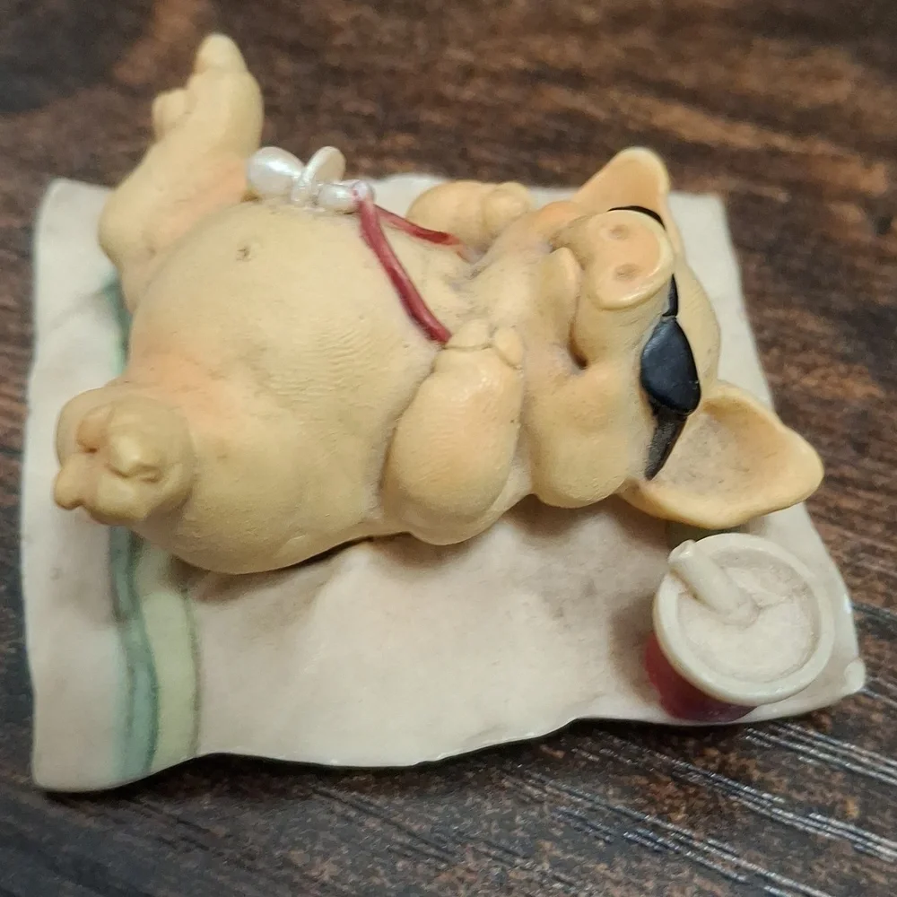 🐖Vintage Ganz 1992 Pigsville Small Figurine ‘Sun Tanning Piglet’ - PM 1301